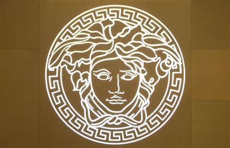 porque el logo de versace es una medusa|versace medusa logo replacement.